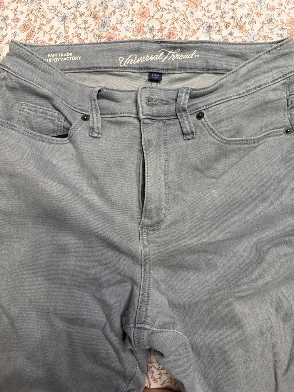 Universal Thread Women’s Light Gray High-Rise Jeans